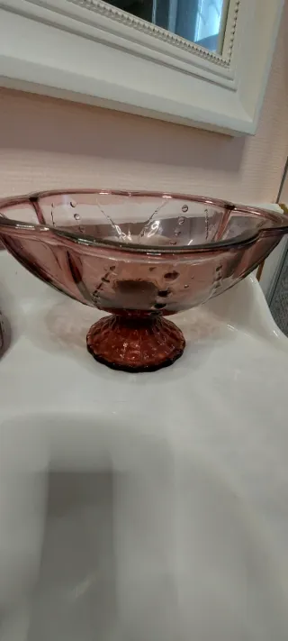 Florero de cristal , en forma de flor.