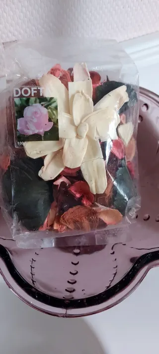 Florero de cristal , en forma de flor.