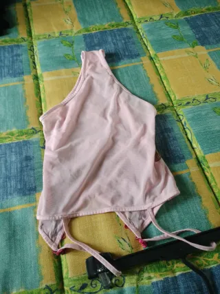 Body rosa con flores bordadas