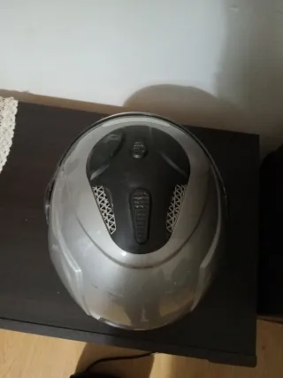 Casco de moto plateado con visera