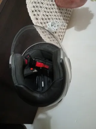 Casco de moto plateado con visera