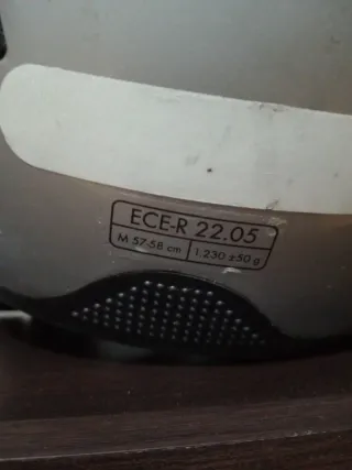 Casco de moto plateado con visera