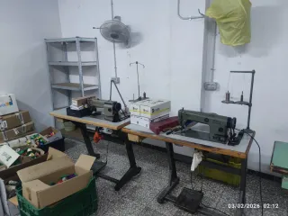 Lote máquinas de coser e hilos. Negociable.