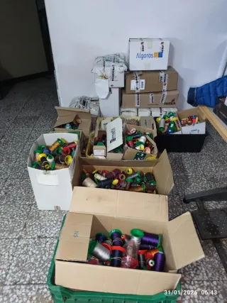 Lote máquinas de coser e hilos. Negociable.