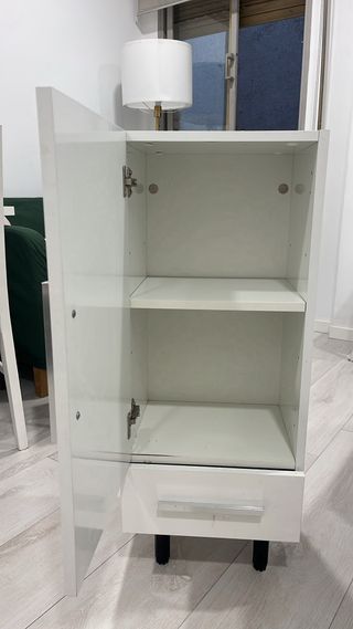 Mueble auxiliar blanco con puerta y cajón