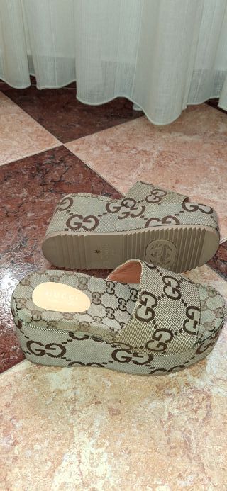 Sandalias Gucci cuña beige y marrón