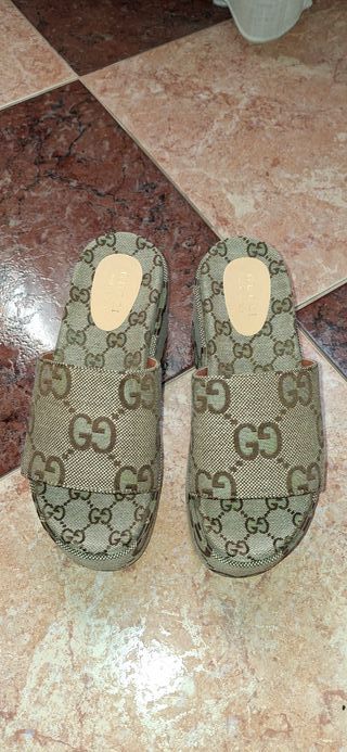 Sandalias Gucci cuña beige y marrón