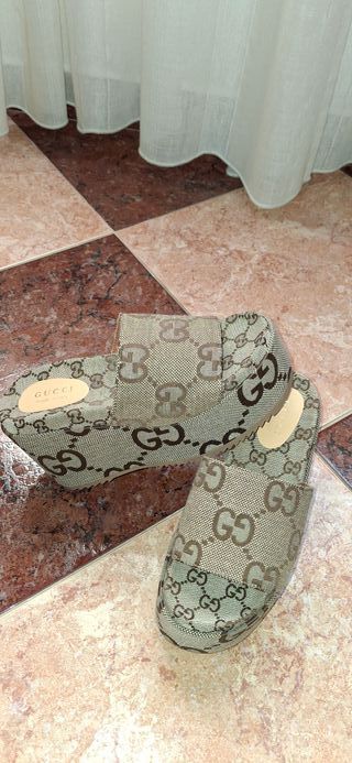 Sandalias Gucci cuña beige y marrón