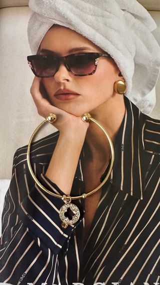 Set de pulseras doradas con dijes