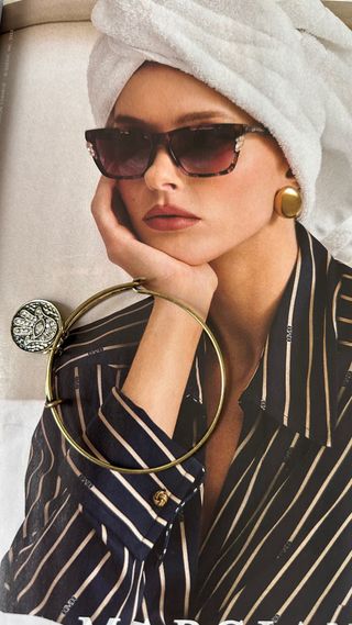 Set de pulseras doradas con dijes