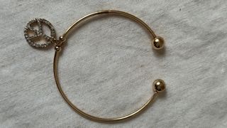 Set de pulseras doradas con dijes