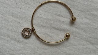 Set de pulseras doradas con dijes