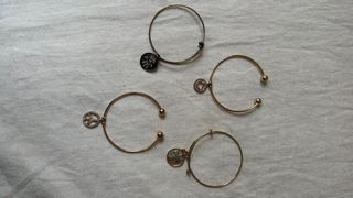 Set de pulseras doradas con dijes