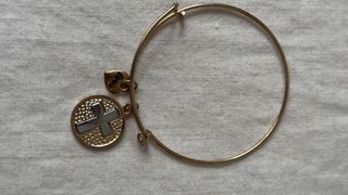 Set de pulseras doradas con dijes