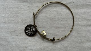 Set de pulseras doradas con dijes