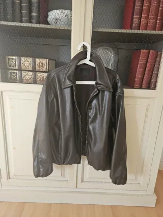 Bomber efecto piel marrón.