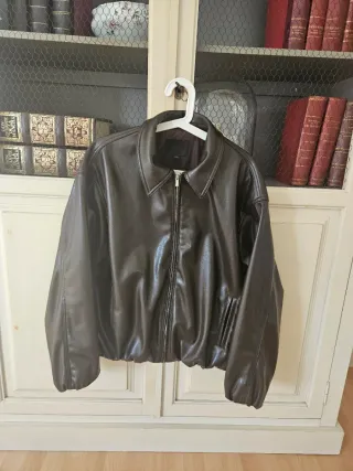 Bomber efecto piel marrón.