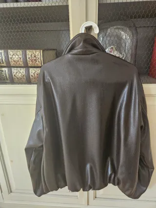 Bomber efecto piel marrón.