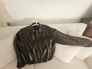 Bomber efecto piel marrón.