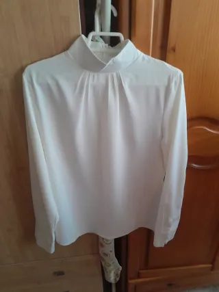Blusa blanca cuello alto talla S