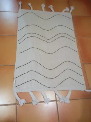 Alfombra con diseño de rayas blancas y negras