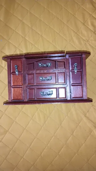 Joyero de madera con cajones