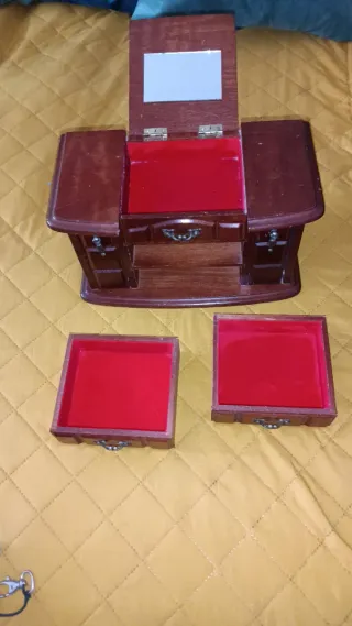 Joyero de madera con cajones