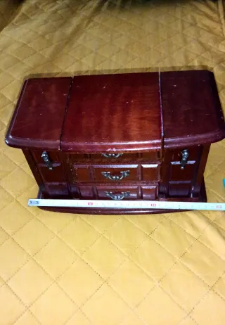 Joyero de madera con cajones