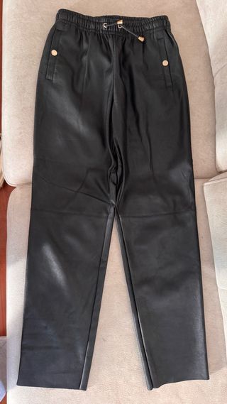 Pantalón efecto piel negro estilo jogger