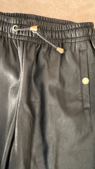 Pantalón efecto piel negro estilo jogger