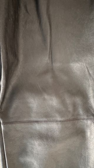 Pantalón efecto piel negro estilo jogger