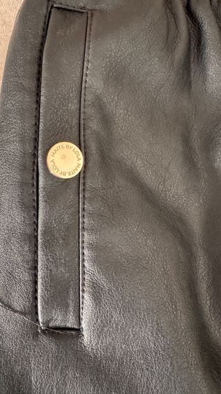 Pantalón efecto piel negro estilo jogger