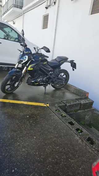 Keeway RKF 125 Negra y Amarilla