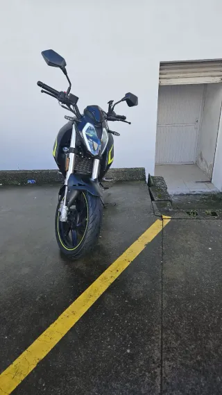 Keeway RKF 125 Negra y Amarilla