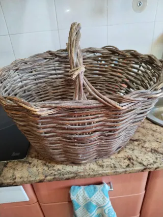 Cesta antigua de mimbre