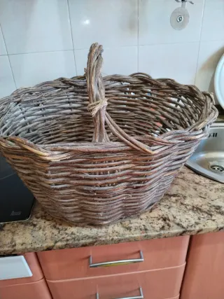 Cesta antigua de mimbre