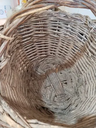 Cesta antigua de mimbre