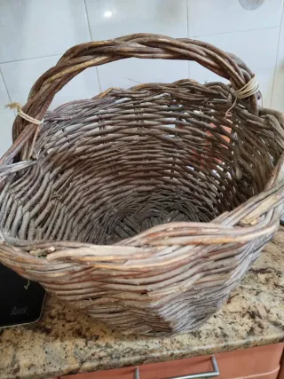 Cesta antigua de mimbre