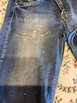 Pantalones vaqueros con pedrería