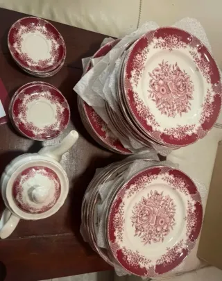 Juego de vajilla de porcelana roja y blanca