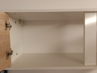 Estantería flotante blanca puertas madera