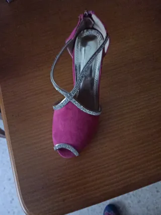 Zapatos tacón fucsia con pedrería