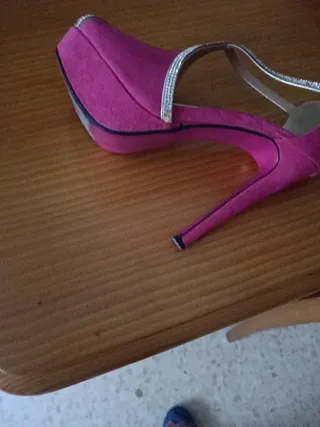 Zapatos tacón fucsia con pedrería