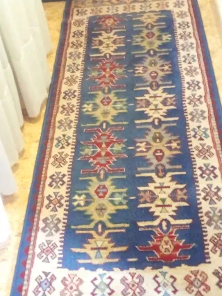 Alfombra azul y roja