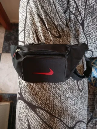 Riñonera Roja y negra a estrenar