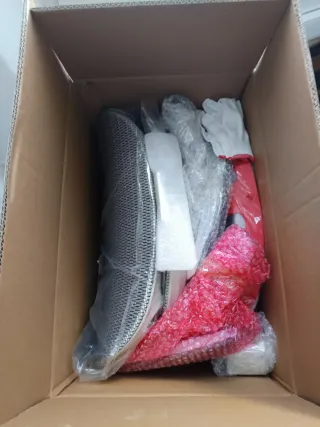 Silla de oficina ergonómica gris y blanca