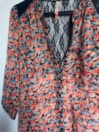 Camisa Bershka flores encaje