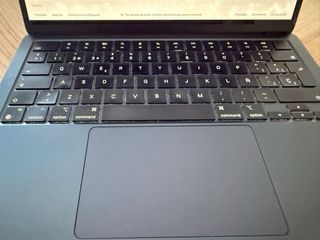 MacBook Air 13” 2024 Gris Espacial - Precio negneg