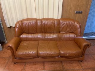 Divano in pelle marrone a 3 posti e 2 poltrone