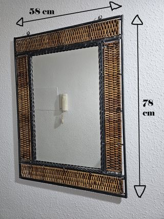 Mueble forja y mimbre con espejo.